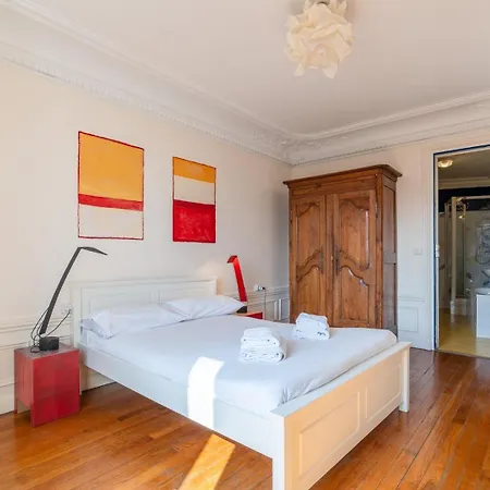Apartment Floor Gem With Eiffel Tower View *