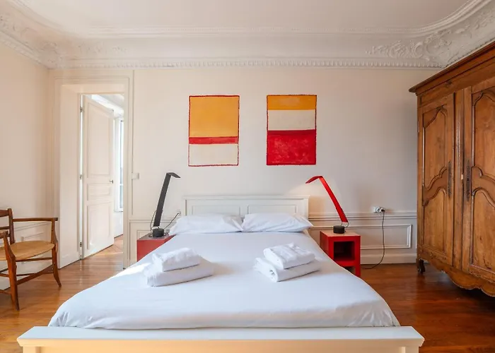 Daire Floor Gem With Eiffel Tower View